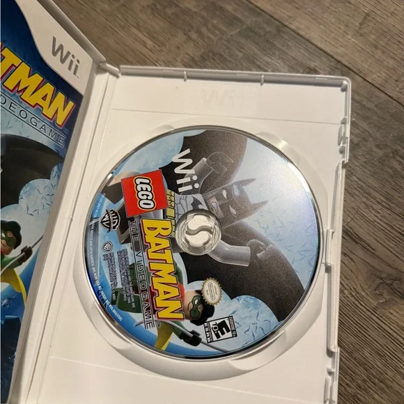 LEGO Batman 2 DC Super Heroes & The Videogame for Wii - Black and Yellow - Picture 3 of 3